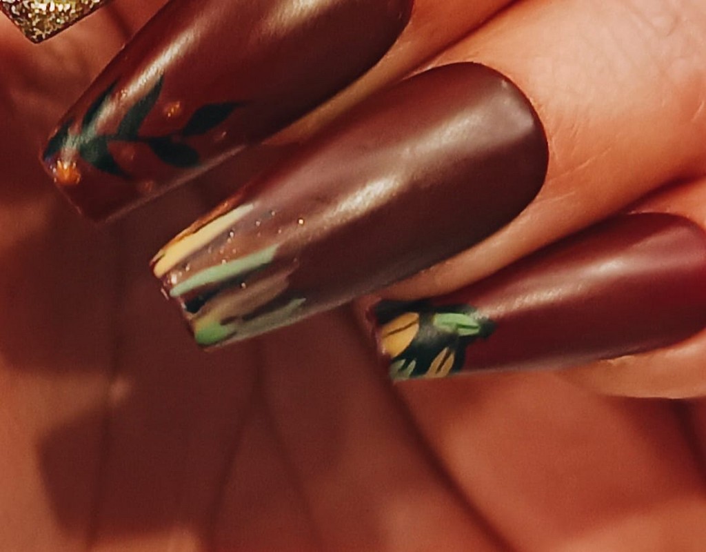 Pose américaine capsules forme ballerine et nail art à main levée